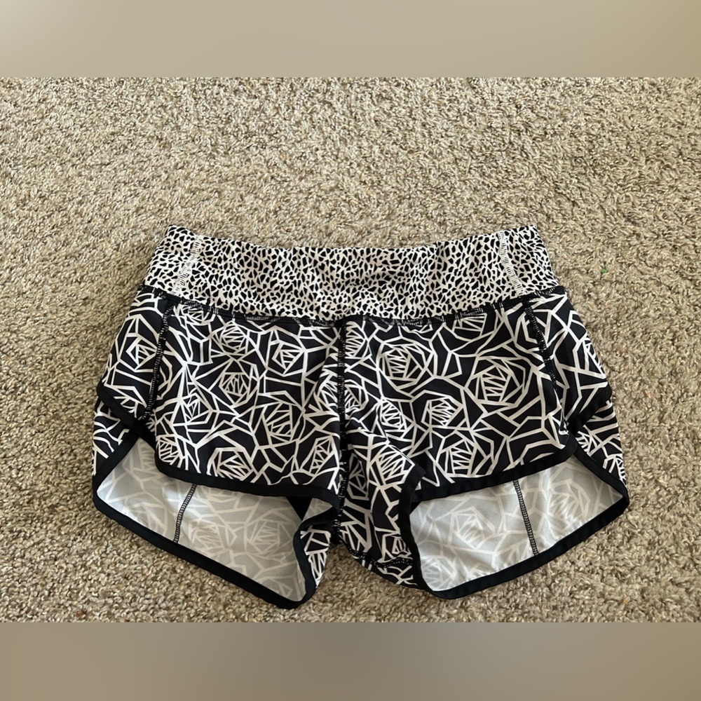 Lululemon Womens Run Speed Short Black White Posey Miss Mosaic Floral Print Sz 4